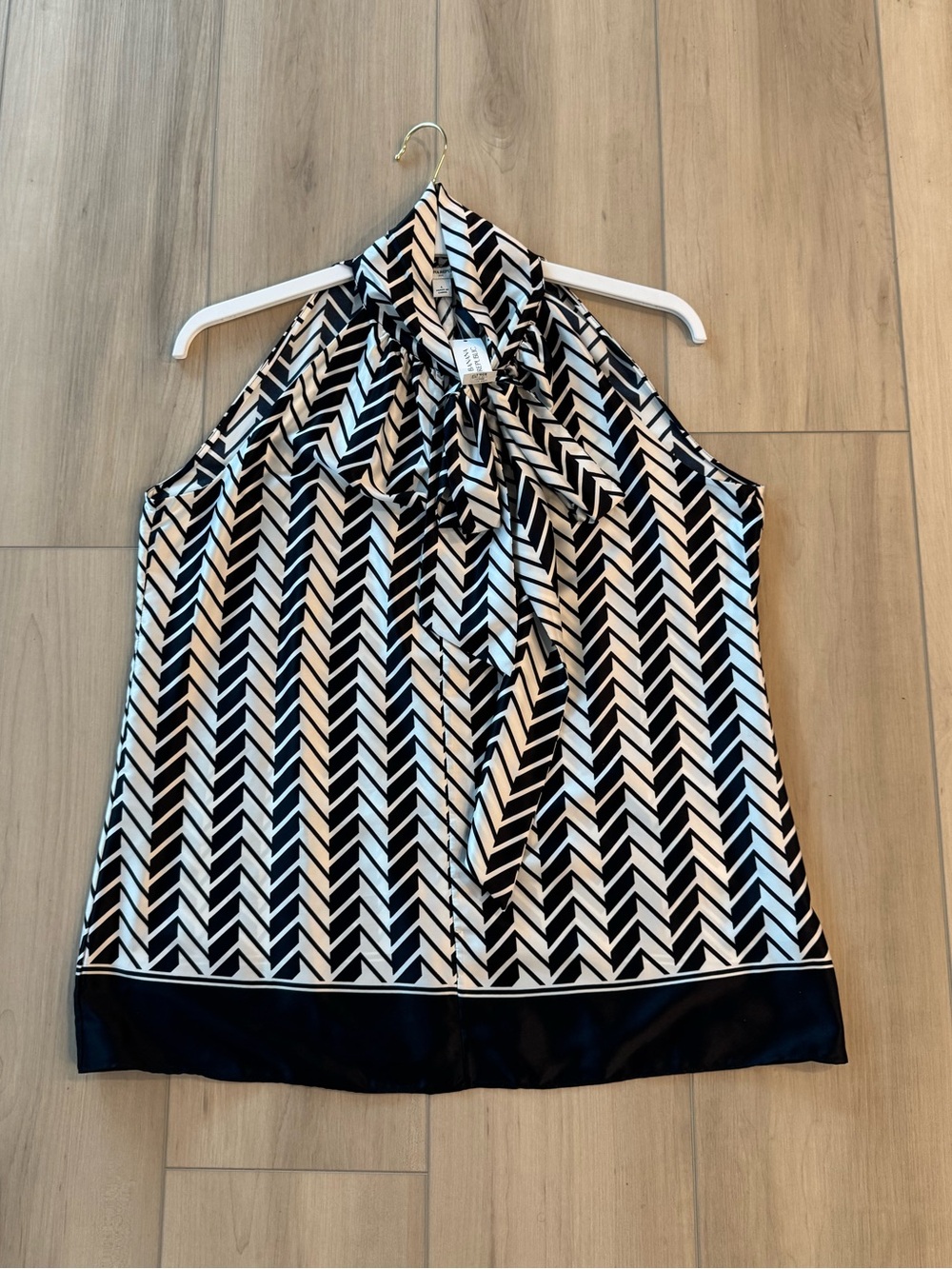 Banana Republic Women’s Navy/White Chevron Sleeveless Tie Blouse - Size L; NWT
